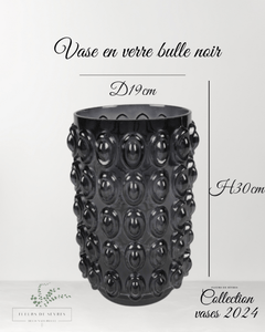 Vase en verre noir a des motifs de bulles en relief. Ils existent en 2 hauteurs.  2 modèles disponibles pour jouer des hauteurs à offrir ou à s'offrir en déco.