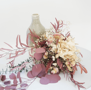 Bouquet Josette est composé autour d'un hortensia crème stabilisé avec des épis de blés, des helicrysum rose naturel orné d'une branche d'eucalyptus populus rouge.