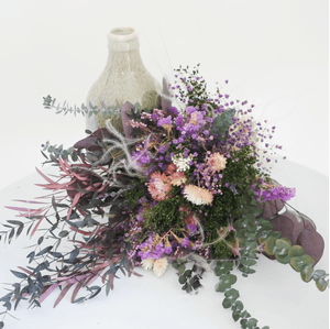 Bouquet Anna est composé d'une base de gypsophile blanc, broom vert, statice violet, helichrisum rose, une touche diosmis blanc et bruyère.  Un bouquet doux pour célébrer la tendresse. 