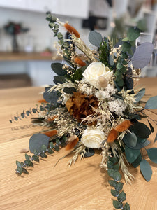 Le bouquet Morgane de fleurs de Sèvres est composé autour d'un hortensia terracotta stabilisé, entouré de 3 roses blanches, de gypsophile blanc, de blé et l'avoine pour le volume et orné de verdure d'eucalyptus populus et baby pour le vert . 