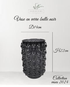 Vase en verre noir a des motifs de bulles en relief. Ils existent en 2 hauteurs.  2 modèles disponibles pour jouer des hauteurs à offrir ou à s'offrir en déco.  petit modèle: diamètre 14cm hauteur 22cm Diamètre de l'ouverture 12cm