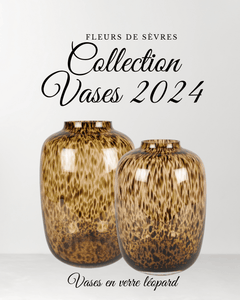 Vase en verre marron avec motif léopard. Ils existent en 2 hauteurs.  2 modèles disponibles pour jouer des hauteurs à offrir ou à s'offrir en déco.