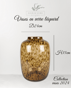 Vase en verre marron avec motif léopard. Ils existent en 2 hauteurs.  2 modèles disponibles pour jouer des hauteurs à offrir ou à s'offrir en déco.