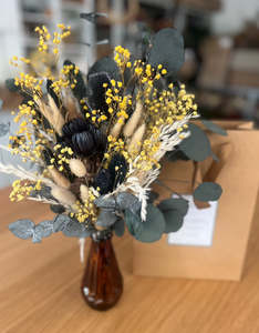 Le " petit parfait" Lénie est un joli bouquet qui offre un panaché de couleurs bleu et jaune . Dynamique et graphique, Lénie est un petit bouquet vendu avec son vase et son petit sac cadeau en papier kraft un petit cadeau parfait à offrir ou à s'offrir ! 