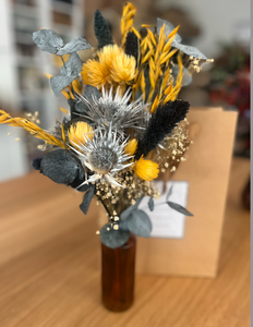 Le " petit parfait" Guillemette est un joli bouquet qui offre un panaché de couleurs bleu  . Tendre et piquante, Guillemette est un petit bouquet vendu avec son vase et son petit sac cadeau en papier kraft un petit cadeau parfait à offrir ou à s'offrir !  