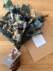 Le " petit parfait" Salomé est un joli bouquet qui offre un panaché de couleurs bleu  . Tendre et contemporain, Salomé est un petit bouquet vendu avec son vase et son petit sac cadeau en papier kraft un petit cadeau parfait à offrir ou à s'offrir !  