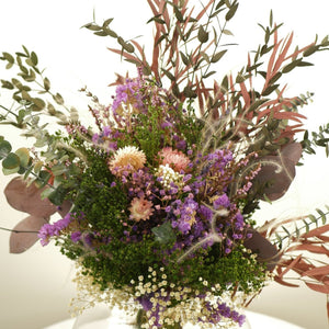 Bouquet Anna est composé d'une base de gypsophile blanc, broom vert, statice violet, helichrisum rose, une touche diosmis blanc et bruyère.  Un bouquet doux pour célébrer la tendresse. 