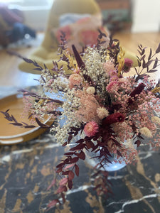 Bouquet Céleste est composé d'une base de limonium rose, de broom blanc, de statice jaune, d'helicrysum rose, d'une touche de pavot et de gypsophiles blanc.  Un bouquet coloré pour appeler le printemps. 