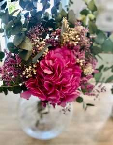 Bouquet Débo est composé d'une base de gypsophile blanc, rose et violet, de broom vert, d'une belle tête d'hortensia rose, limonium rose, d'une touche de diosmi blanc et d'eucalyptus.  Un bouquet doux pour célébrer la tendresse avec une touche pep's. 