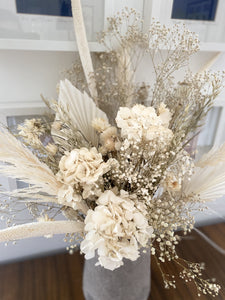 Le bouquet Léonie est magnifique bouquet blanc en fleurs séchées et stabilisées. Il est composée de babalas, de pampa de tête d'hortensias de gypsophiles blanc et de pavots.  Une composition importante d'une hauteur de 75 cm et 45cm de largeur.  Ce bouquet a une grande présence !