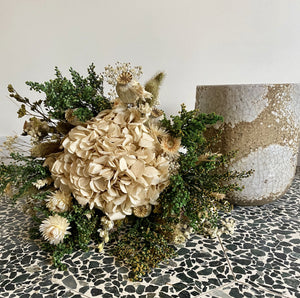 Léonord est un bouquet tendre autour de l'hortensia crème stabilisé, entouré de diosmi blanc, de gypsophile blanc et de solidago vert stabilisé avec une touche pavots, de statyces séchées et des hélichrysums blanches.   De la tendresse et de la fraîcheur pour ce bouquet.