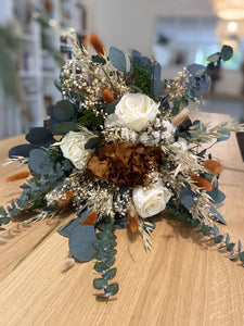 Le bouquet Morgane de fleurs de Sèvres est composé autour d'un hortensia terracotta stabilisé, entouré de 3 roses blanches, de gypsophile blanc, de blé et l'avoine pour le volume et orné de verdure d'eucalyptus populus et baby pour le vert . 