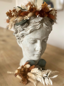 Pour vos cortèges, Fleurs de Sèvres réalise des couronnes de fleurs séchées pour les grands et les petits.   Prix selon fleurs et modèles choisis