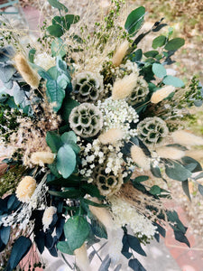  Le bouquet Clara est un bouquet vert, tendre et naturel. Composé d'eucalyptus végétalisé, de diomis blanc, de 5 scabiosas stabilisées naturelles et de gypsophile, Clara est un bouquet très agréable à vivre pour mettre une touche de nature dans son intérieur !