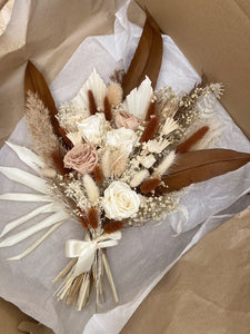 Ce beau bouquet porte le nom d'une belle mariée. Il ne pourra être effectué à l'identique car chaque bouquet de mariée est unique mais il vous donne une idée de réalisation et de prix! 