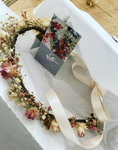 Pour les mariées, Fleurs de Sèvres réalise des couronnes de fleurs séchées pour vos cortèges sur-mesure selon vos couleurs et vos envies !  Finitions rubans  Durée de vie de 1 à 5ans   Prix selon fleurs et modèles choisis
